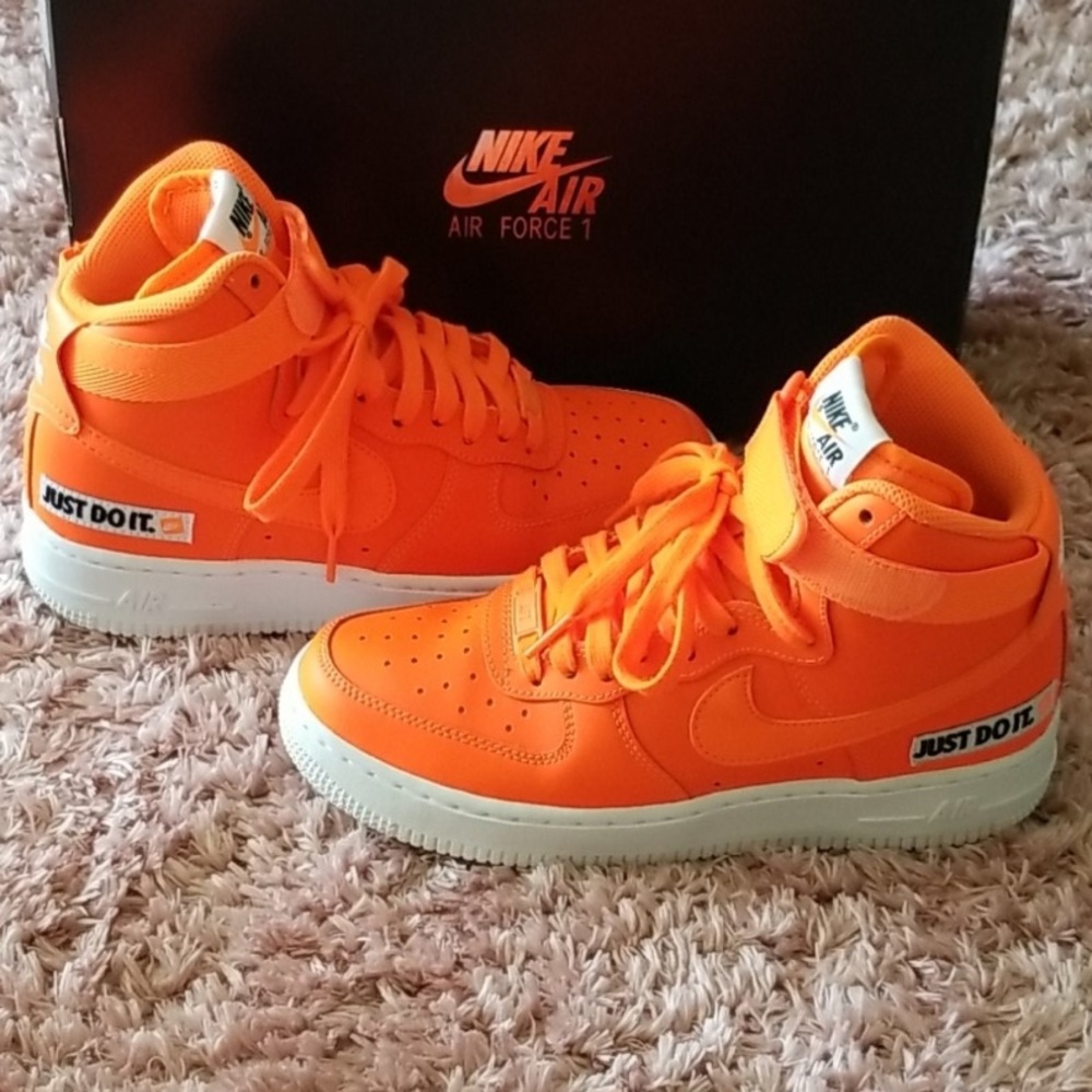 These are gently loved / Good condition with minimal creasing. Authentic.